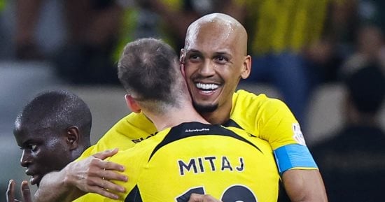 الاتحاد يتخطى الفتح بثنائية ويواصل صدارة الدوري السعودي فيديو
