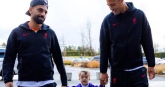 محمد صلاح وفان دايك يحققان حلم مشجع ليفربول الصغير صور