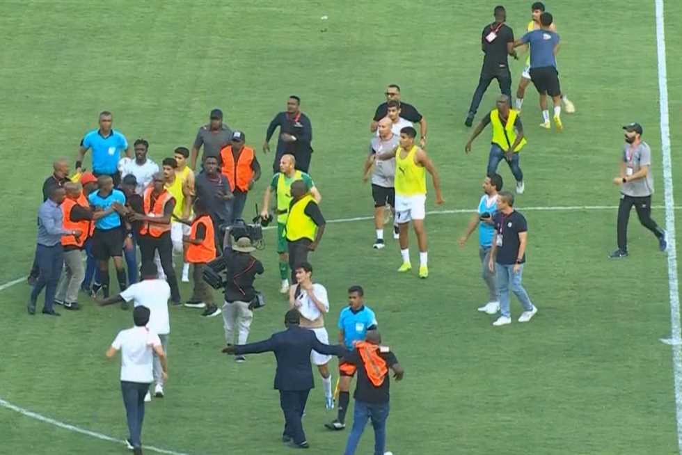 أعمال شغب مؤسفة.. لاعبو الصفاقسي يتعدون بالضرب على حكم مباراة سيمبا 1 2558954 0