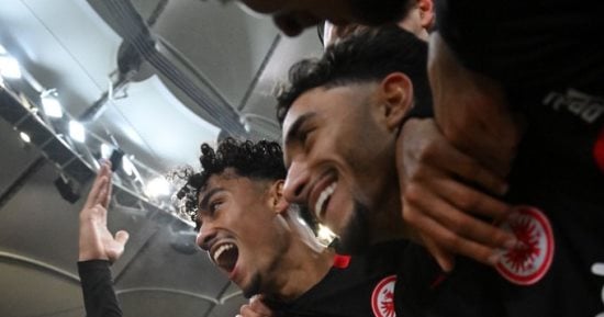 عمر مرموش بديلا بتشكيل آينتراخت ضد أولمبيك ليون فى الدوري