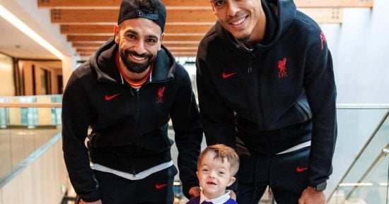 محمد صلاح وفان دايك يفاجئان طفلا مصابا بمتلازمة وولف هيرشهورن